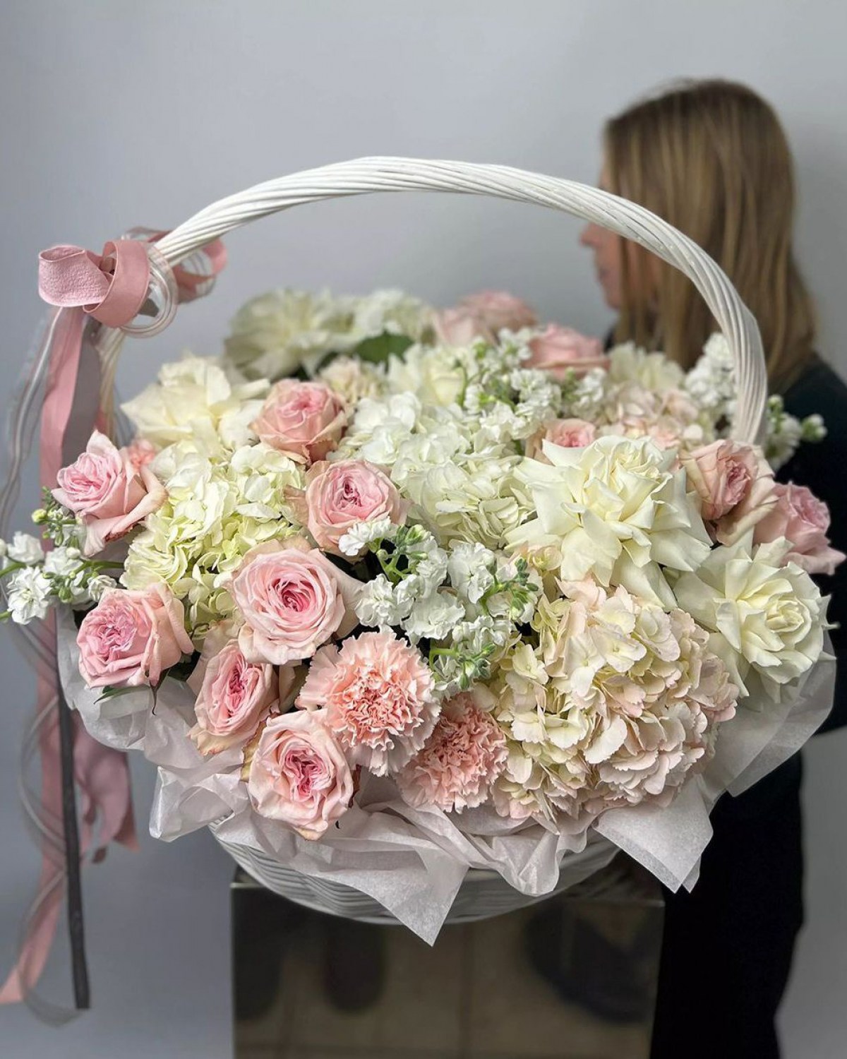 цветы в корзине Новосибирск