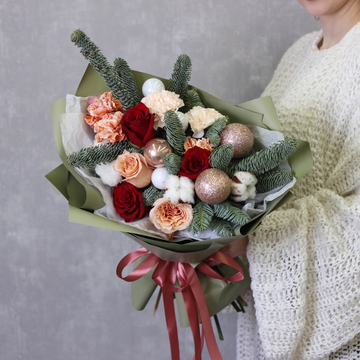 Букет цветов с нобилисом, красной розой и блестящими шарами