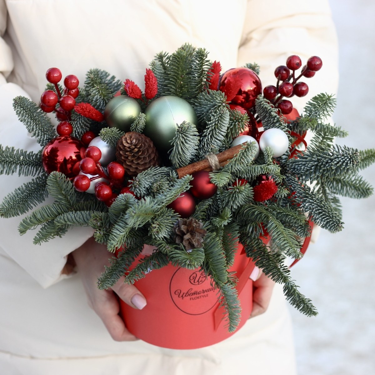 Новогодняя яркая коробка с нобилисом и ягодами