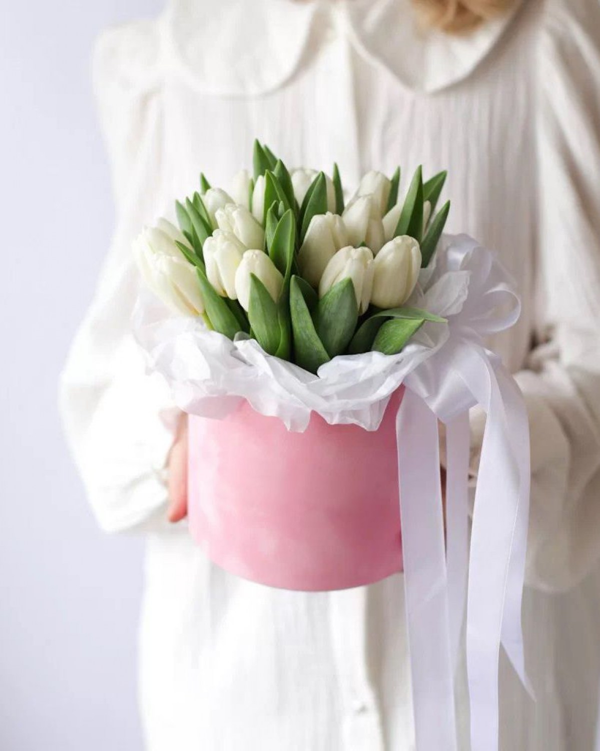 Белые тюльпаны в коробке Новосибирск