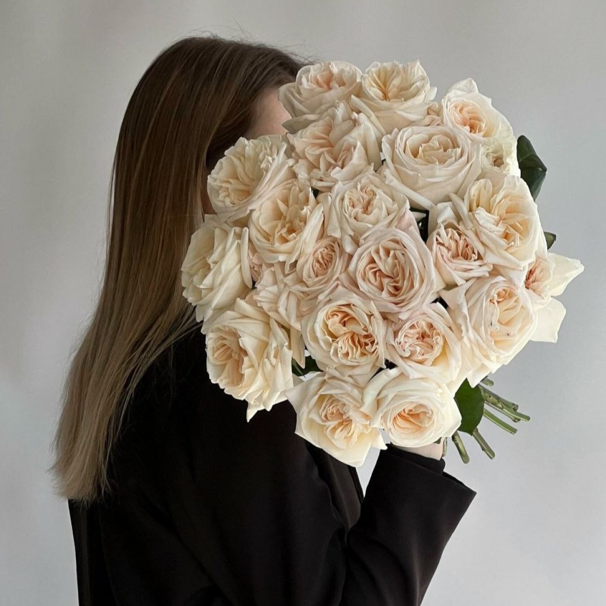 25 пионовидных роз